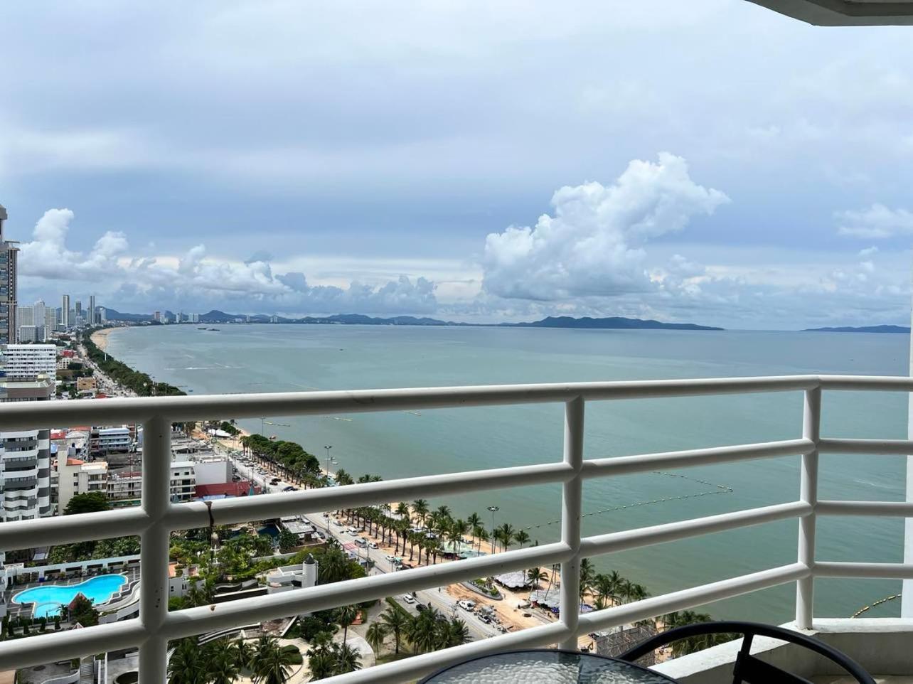 Apartamento Viewtalay Beachfront By Nd Pattaya Exterior foto